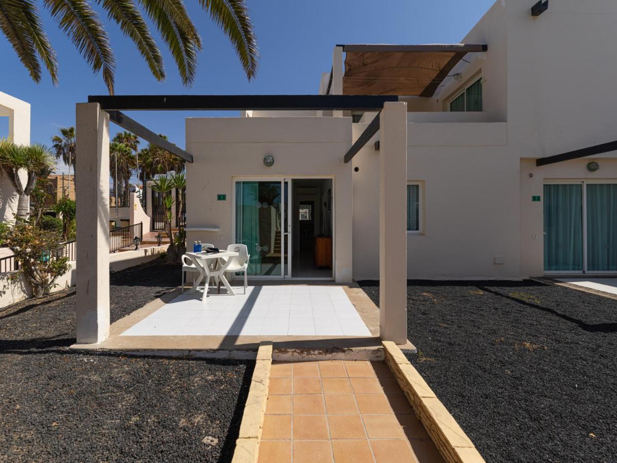 Homeforguest Apartamento Con Terraza Y Piscina En Corralejo Luaran gambar