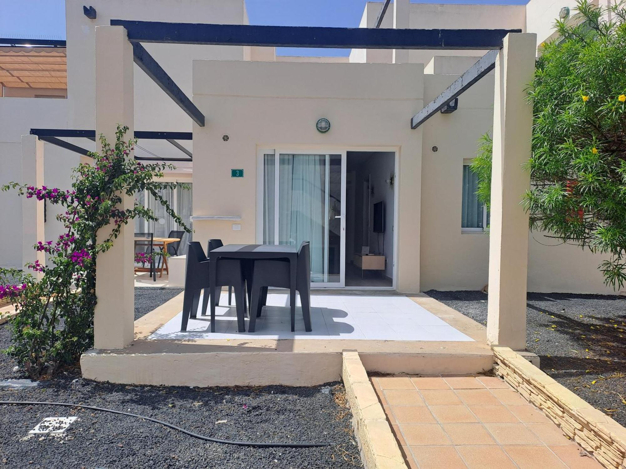 Homeforguest Apartamento Con Terraza Y Piscina En Corralejo Luaran gambar