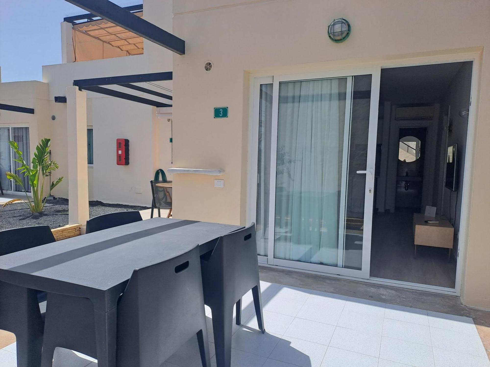 Homeforguest Apartamento Con Terraza Y Piscina En Corralejo Luaran gambar
