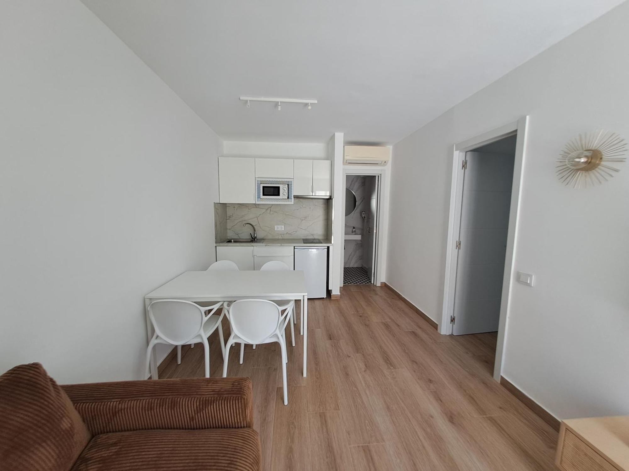 Homeforguest Apartamento Con Terraza Y Piscina En Corralejo Luaran gambar