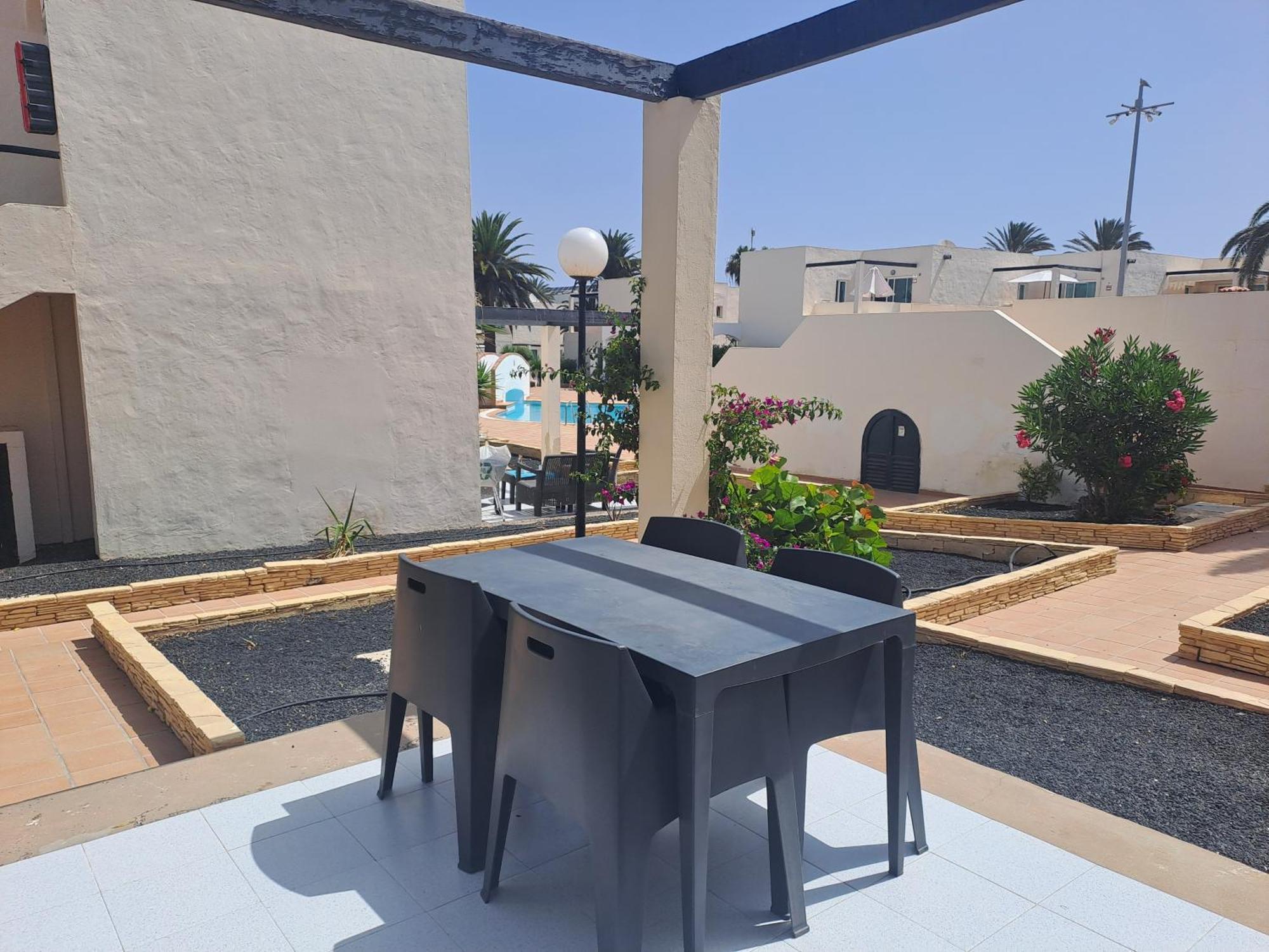 Homeforguest Apartamento Con Terraza Y Piscina En Corralejo Luaran gambar